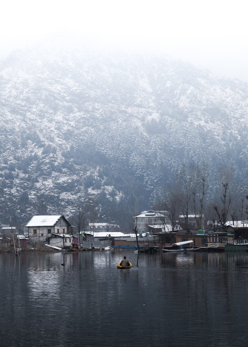 http://a%20body%20of%20water%20surrounded%20by%20mountains%20and%20houses